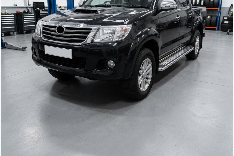Toyota Hilux 2006–2015 Boční prahy Maydos V2 (2 ks, hliník ↗ nerez) Image