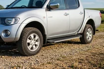 Mitsubishi L200 2006–2015 Boční nášlapy Maya V1 (2 ks, hliník) fotografie 1