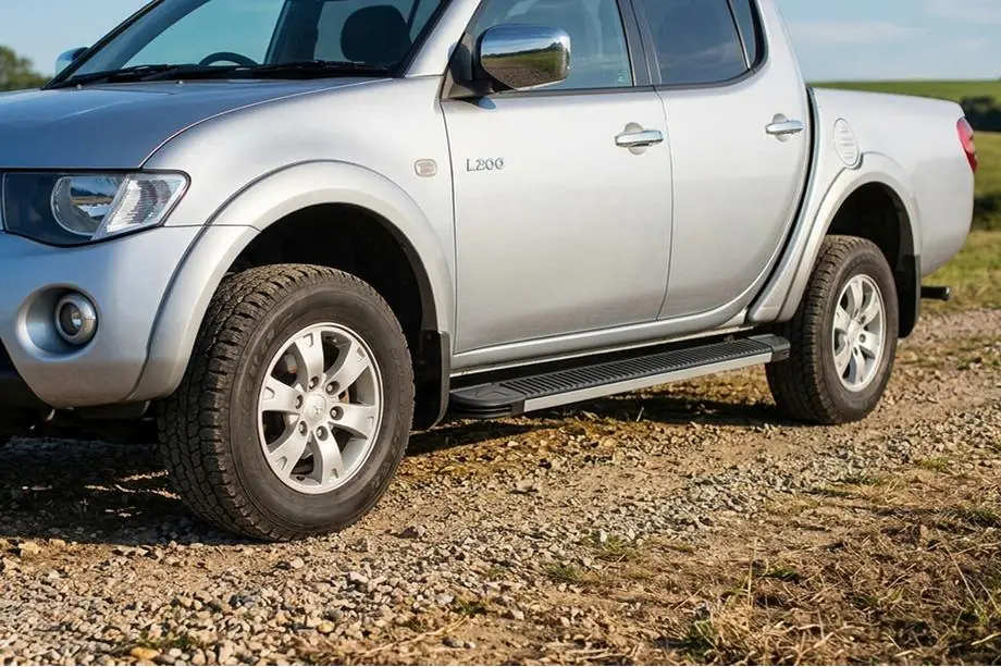 Mitsubishi L200 2006–2015 Boční nášlapy Maya V1 (2 ks, hliník) Image
