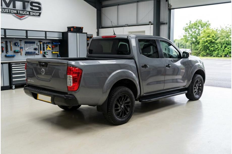 Nissan Navara/NP300 2016– Boční nášlapy Bosphore Black (2 ks, hliník) Image