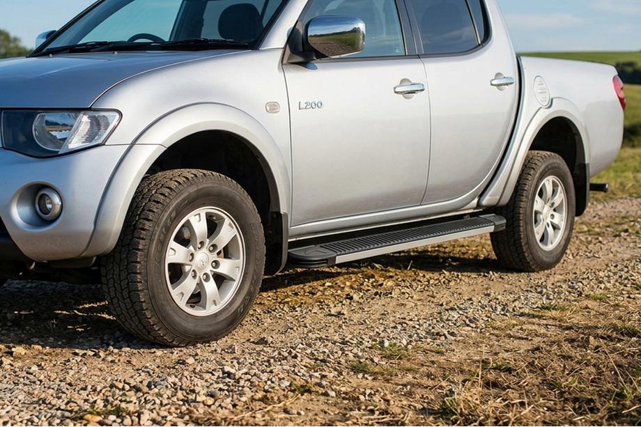 Mitsubishi L200 2015–2024 Boční nášlapy Maya V1 (2 ks, hliník) Image