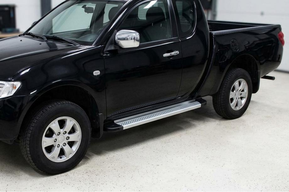 Mitsubishi L200 2015–2024 Boční nášlapy Maya V2 (2 ks, hliník) Image