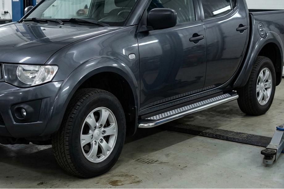 Fiat Fullback 2016– Boční prahy Maydos V2 (2 ks, hliník ↗ nerez) Image
