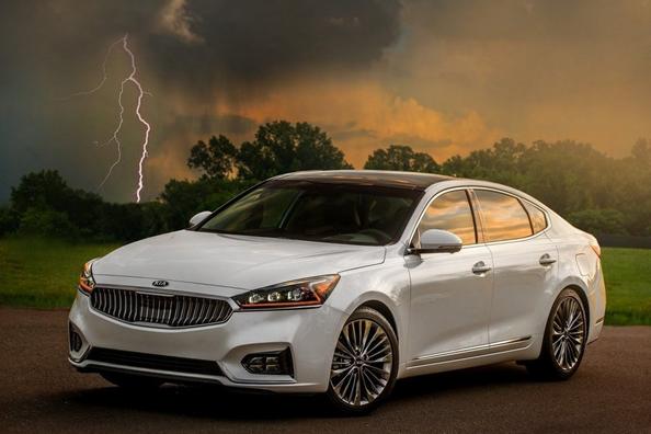 Sedan Kia Cadenza: solidnost, komfort a prémiová kvalita