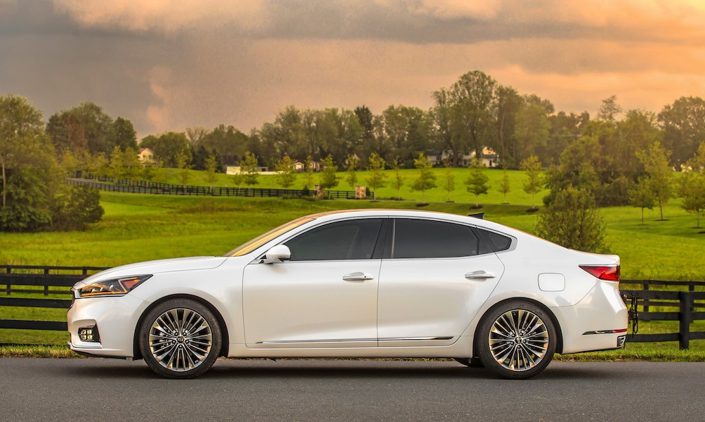 Sedan Kia Cadenza: solidnost, komfort a prémiová kvalita