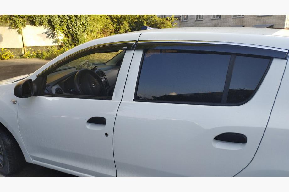 Renault Sandero 2013–2022 Okenní deflektory s chromovou lištou HB (4 ks, Niken) Fotografie 1
