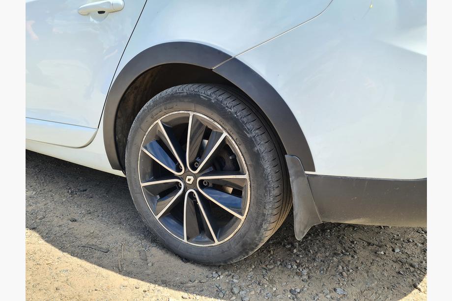Renault Megane III 2009–2016 Lemy blatníků (8 ks, černé) Fotografie 9