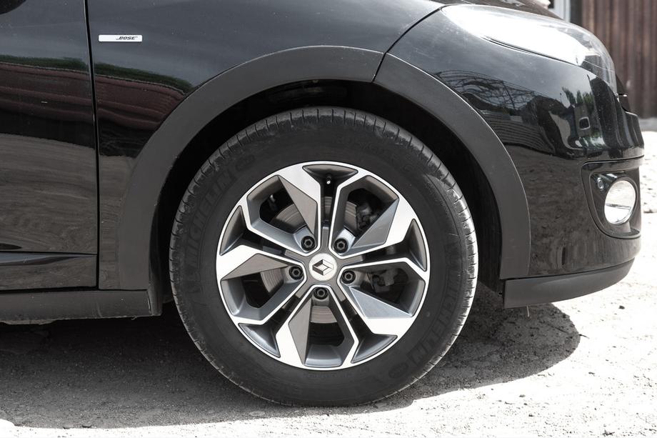 Renault Megane III 2009–2016 Lemy blatníků (8 ks, černé) Fotografie 4