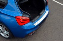BMW řada 1 F20/F21 2011–2019 Ochranná lišta zadního nárazníku OmsaLine (pro F20, nerez) fotografie 2