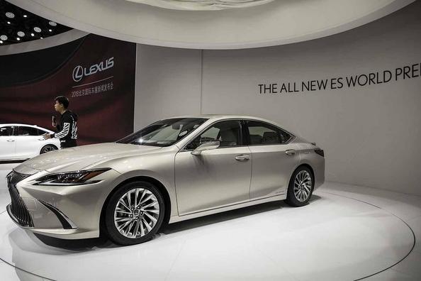 Sedan sedmé generace Lexus ES