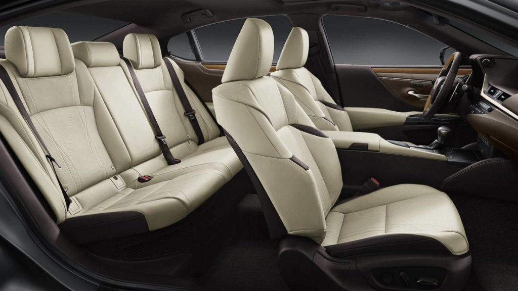 Sedan sedmé generace Lexus ES