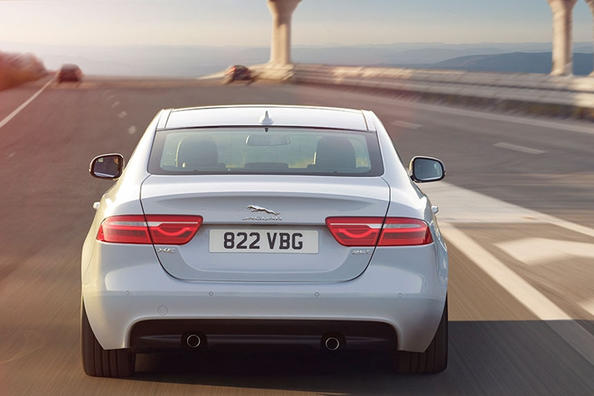 Recenze sedanu Jaguar XE Fotografie 7