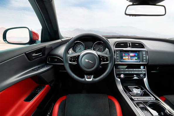 Recenze sedanu Jaguar XE Fotografie 5