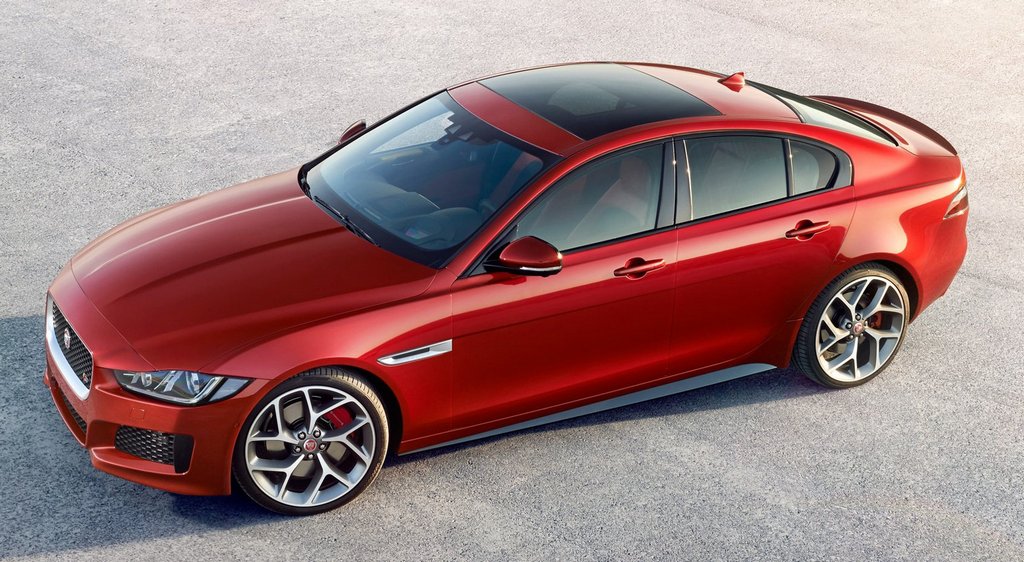 Recenze sedanu Jaguar XE