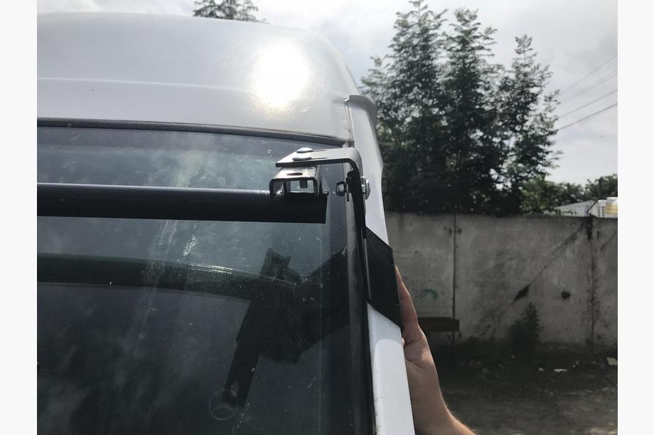 Mercedes Sprinter W901/902/903/904/905 1995–2006 Sluneční kšilt na čelní sklo (černý lesk, 5 mm) Fotografie 12