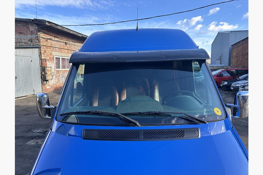 Mercedes Sprinter W901/902/903/904/905 1995–2006 Sluneční kšilt na čelní sklo (černý lesk, 5 mm) Fotografie 4