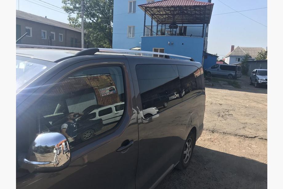 Peugeot Traveller 2017– Chromované střešní ližiny Střední rozvor, kovová patka Fotografie 2