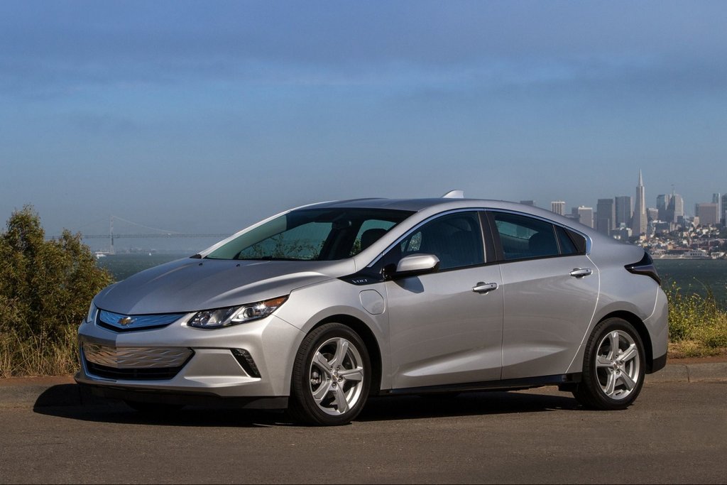 Recenze hybridního hatchbacku Chevrolet Volt druhé generace