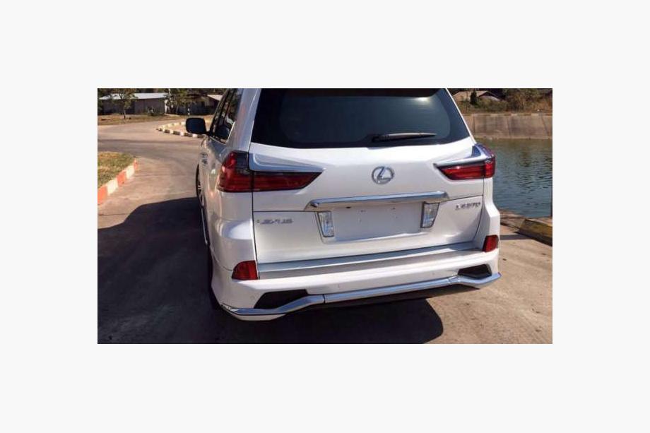 Lexus LX570/450d 2008–2022 Sada bodykitu (Modellista) Černá barva Fotografie 3