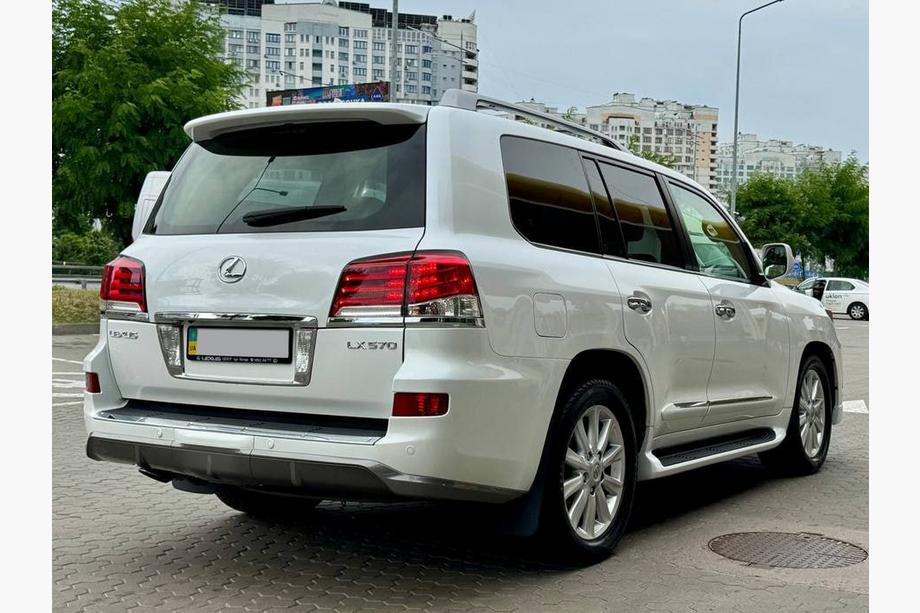 Lexus LX570/450d 2008–2022 Restylingový body kit 2008-2012 na 2012-2016 F-Sport Fotografie 24