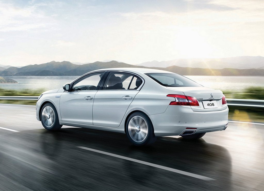 Recenze levného sedanu Peugeot 408