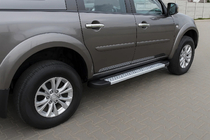 Mitsubishi Pajero Sport 2008–2015 Boční nášlapy typ X5 (2 ks, hliník) fotografie 1