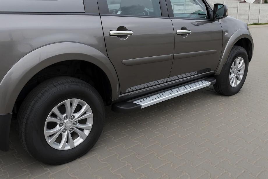 Mitsubishi Pajero Sport 2008–2015 Boční nášlapy typ X5 (2 ks, hliník) Image