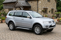 Mitsubishi Pajero Sport 2008–2015 Boční nášlapy Line (2 ks, hliník) fotografie 1