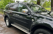 Mitsubishi Pajero Sport 2008–2015 Boční prahy Maydos V2 (2 ks, hliník ↗ nerez) fotografie 4