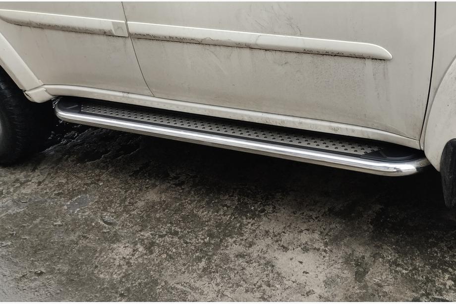 Mitsubishi Pajero Sport 2008–2015 Boční prahy Maydos V2 (2 ks, hliník ↗ nerez) Image