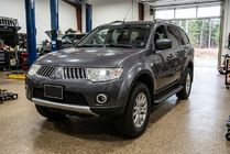 Mitsubishi Pajero Sport 2008–2015 Boční nášlapy Allmond Black (2 ks, hliník) fotografie 1