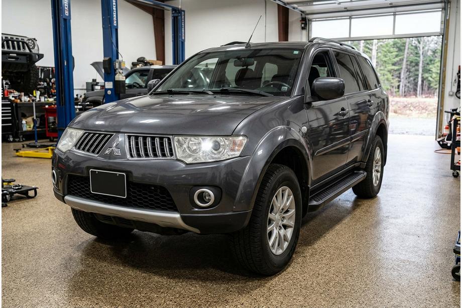 Mitsubishi Pajero Sport 2008–2015 Boční nášlapy Allmond Black (2 ks, hliník) Image