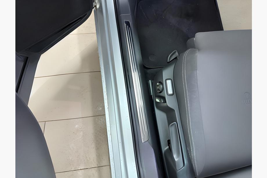 Volkswagen Passat B8 2015–2023 Nerezové kryty vnitřních prahů OmsaLine (4 ks) Image