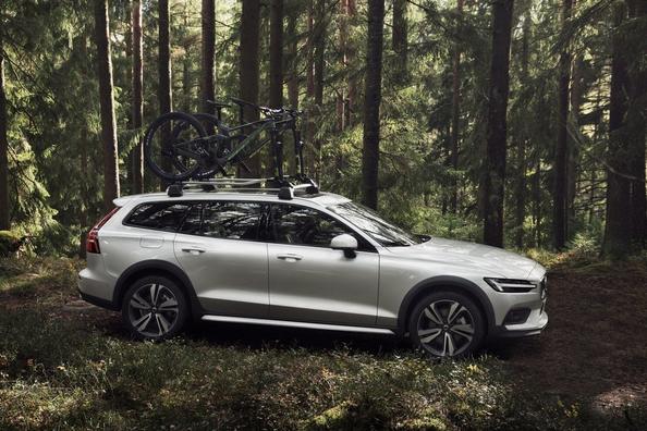Druhá generace terénního kombi Volvo V60 Cross Country