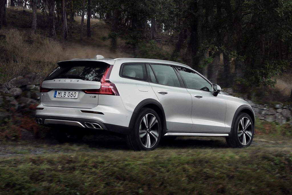 Druhá generace terénního kombi Volvo V60 Cross Country