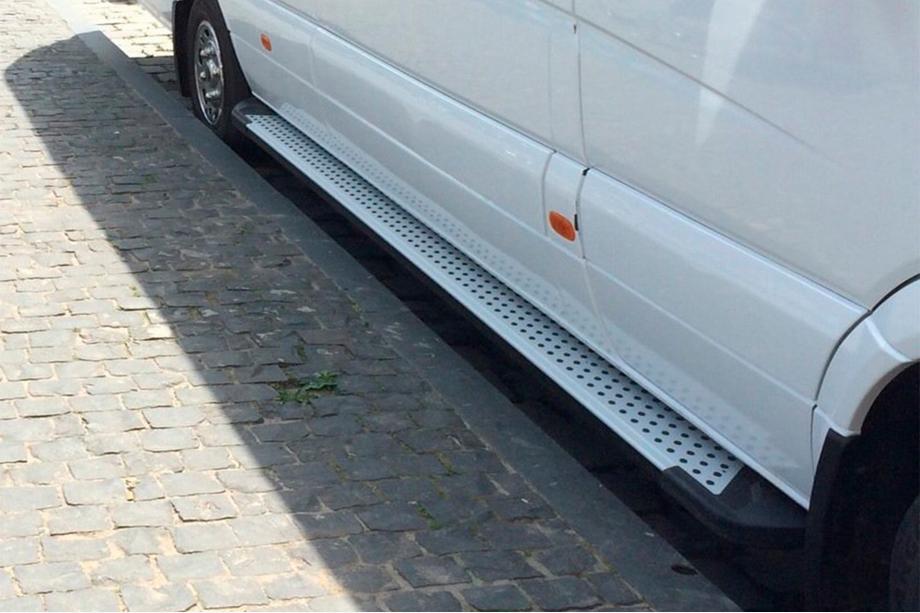 Mercedes Sprinter W907/W910 2018– Boční nášlapy Allmond Grey (2 ks, hliník) Image