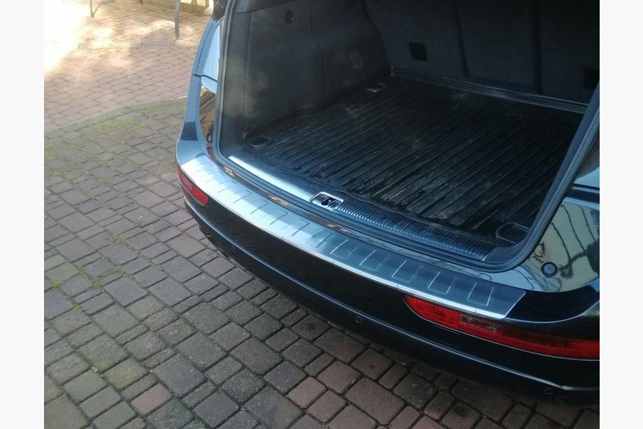 Audi Q5 2008–2017 Nerezová lišta na zadní nárazník OmsaLine Image