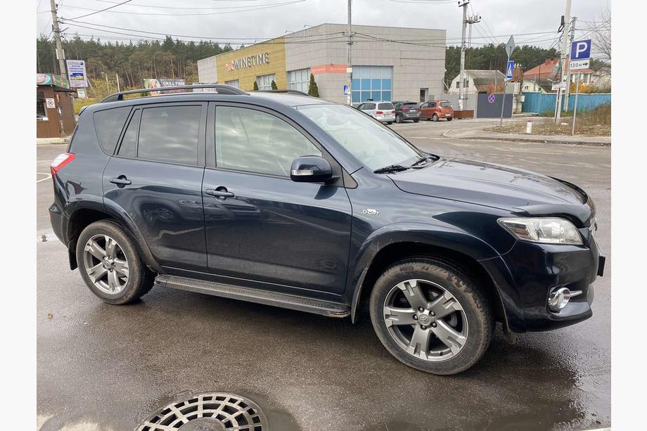 Toyota Rav 4 2006–2013 Střešní ližiny Skyport (černé) Krátký rozvor Fotografie 2