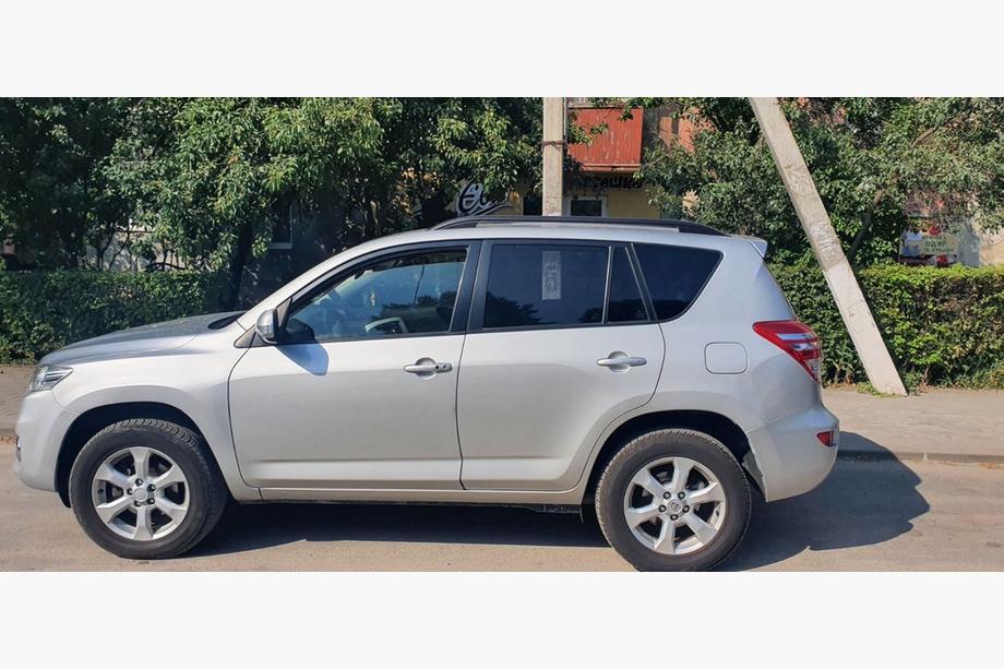 Toyota Rav 4 2006–2013 Střešní ližiny Skyport (černé) Krátký rozvor Fotografie 3