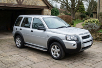 Land Rover Freelander I 1997–2006 Boční prahy Maydos V2 (2 ks, hliník ↗ nerez) fotografie 1