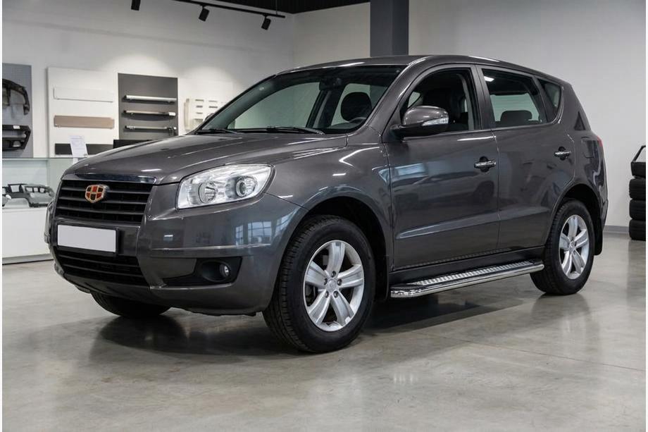 Geely Emgrand X7 2011– Boční prahy Maydos V2 (2 ks, hliník ↗ nerez) Image