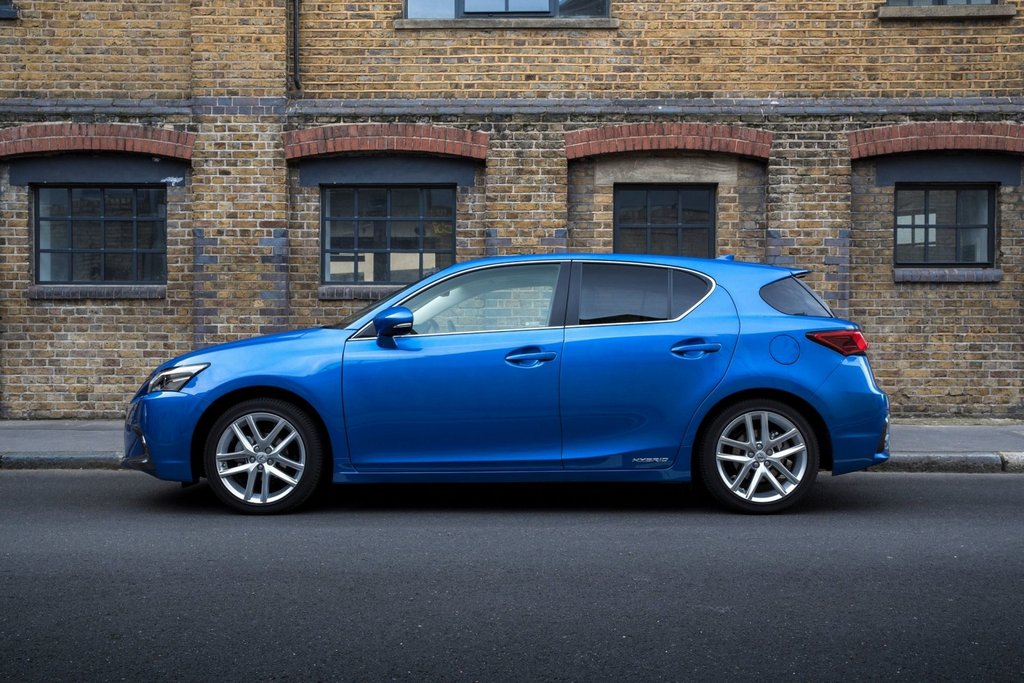 Recenze hybridního hatchbacku Lexus CT 200h