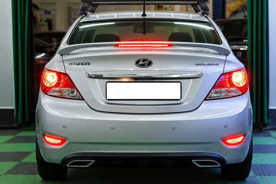 Hyundai Accent 2011–2017 Spoiler Niken V2 (k lakování) Image