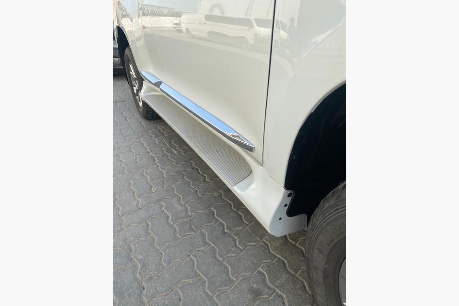 Toyota Land Cruiser Prado 150 2009–2023 Boční nášlapy GX-style (2 ks, hliník) Bílá barva (šedý nášlap) Fotografie 4