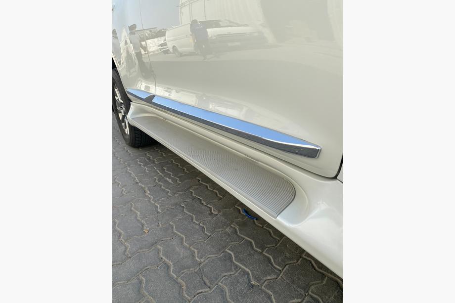 Toyota Land Cruiser Prado 150 2009–2023 Boční nášlapy GX-style (2 ks, hliník) Bílá barva (šedý nášlap) Fotografie 5