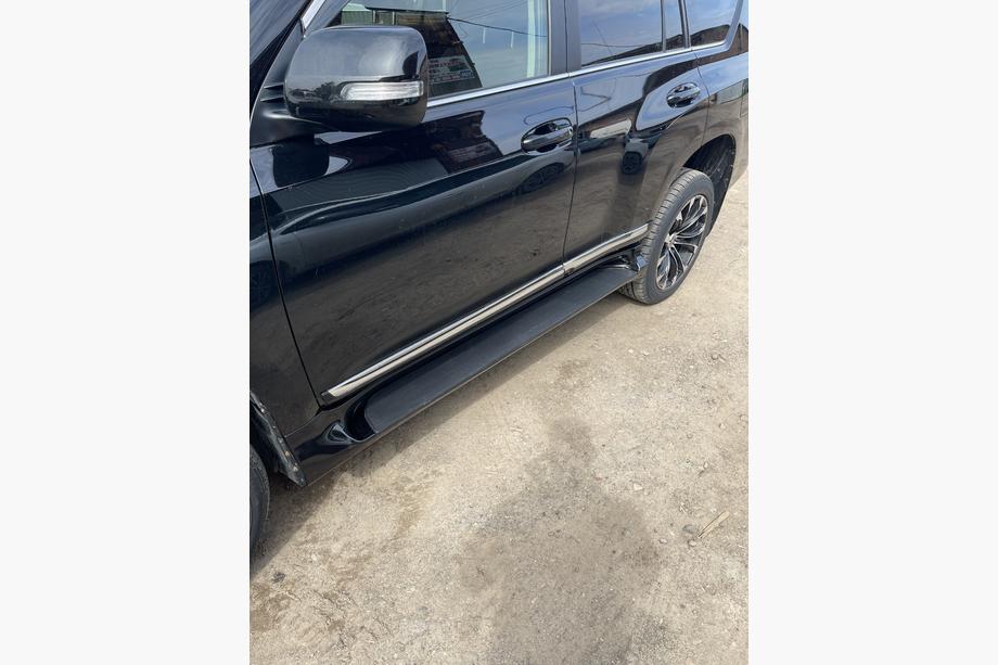 Toyota Land Cruiser Prado 150 2009–2023 Boční nášlapy GX-style (2 ks, hliník) Bílá barva (šedý nášlap) Fotografie 6