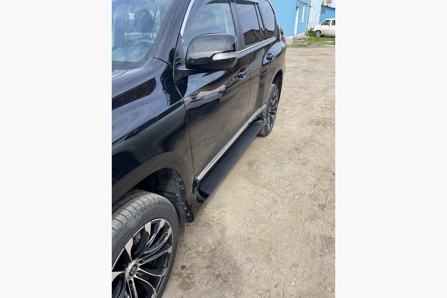 Toyota Land Cruiser Prado 150 2009–2023 Boční nášlapy GX-style (2 ks, hliník) Bílá barva (šedý nášlap) Fotografie 8