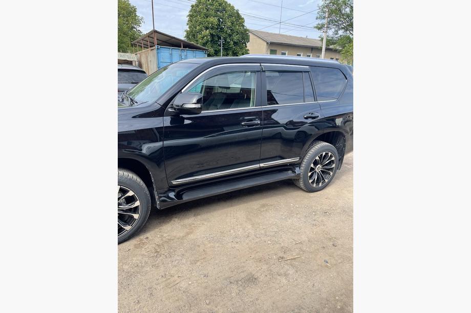 Toyota Land Cruiser Prado 150 2009–2023 Boční nášlapy GX-style (2 ks, hliník) Bílá barva (šedý nášlap) Fotografie 9