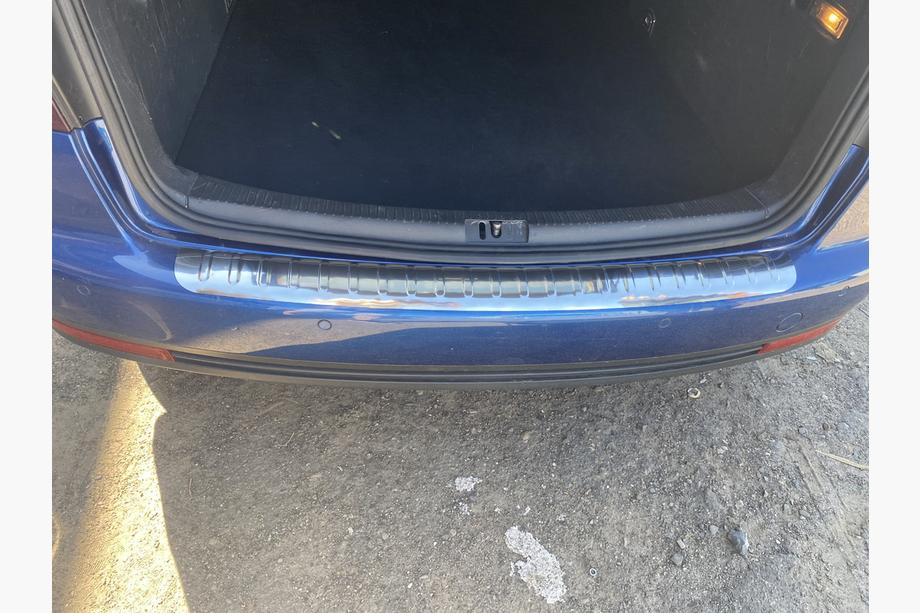 Volkswagen Touran 2003–2010 Nerezová lišta na zadní nárazník Carmos Fotografie 3