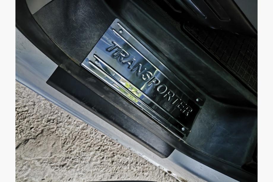 Volkswagen T5 2010–2015 Nerezové kryty vnitřních prahů Carmos V3 (3 ks) Image